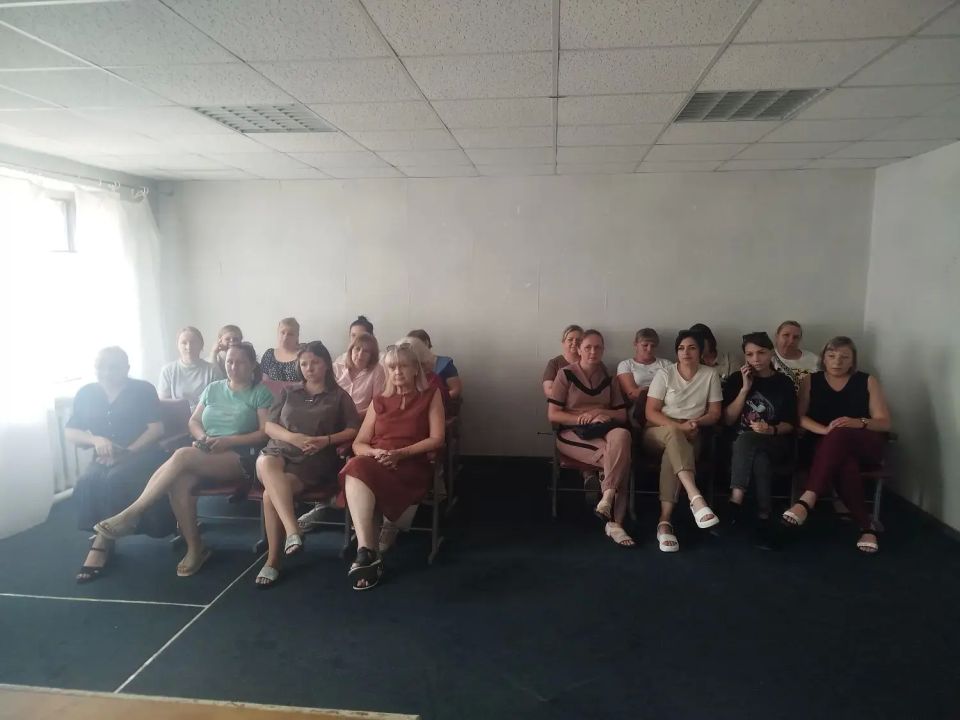 Заместитель главы Администрации Старобешевского округа Николай Чеботаев провёл рабочую встречу с жителями села Новозарьевка Заместитель главы Администрации Старобешевского округа Николай Чеботаев провёл рабочую встречу с жителями села Новозарьевка