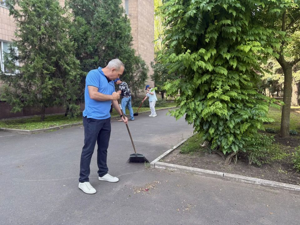 Акция «Чистый четверг» в Ленинском районе города Донецка! Акция «Чистый четверг» в Ленинском районе города Донецка!