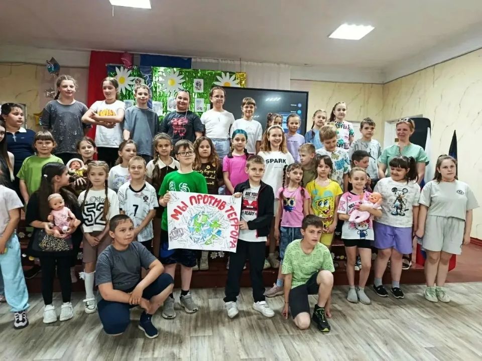 18 июня, библиотекарь детской центральной библиотекарь пришла в гости к воспитанникам пришкольного лагеря «Ромашка», организованного на базе ГБОУ «СШ №2 г.о. Харцызск», и провела информчас «Такое трудное слово - экстремизм» 18 июня, библиотекарь детской центральной библиотекарь пришла в гости к воспитанникам пришкольного лагеря «Ромашка», организованного на базе ГБОУ «СШ №2 г.о. Харцызск», и провела информчас «Такое трудное слово - экстремизм»