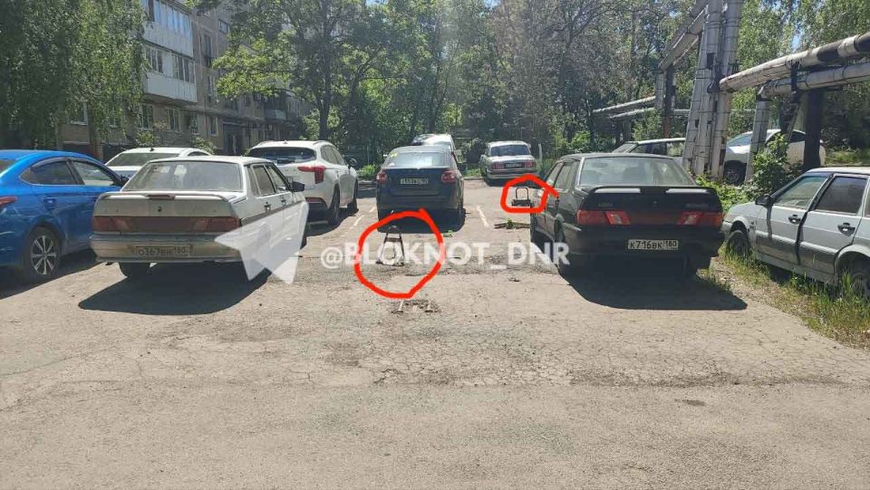 Жители дома 8 по Туполева в Донецке жалуются на парковочных самозахватчиков Жители дома 8 по Туполева в Донецке жалуются на парковочных самозахватчиков
