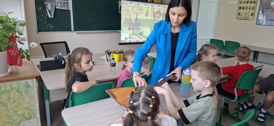 День балалайки в пришкольном оздоровительном лагере «Солнышко»! Наши ребята сегодня не только познакомились с историей этого легендарного инструмента, но и стали настоящими художниками День балалайки в пришкольном оздоровительном лагере «Солнышко»! Наши ребята сегодня не только познакомились с историей этого легендарного инструмента, но и стали настоящими художниками