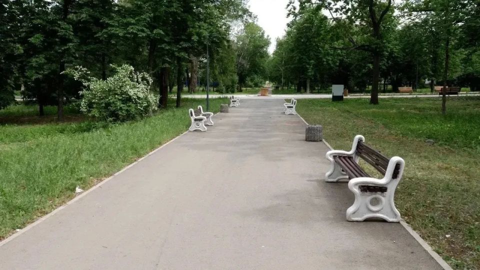 В Харцызске завершают реконструкцию центрального парка и строят новую спортивную площадку В Харцызске завершают реконструкцию центрального парка и строят новую спортивную площадку