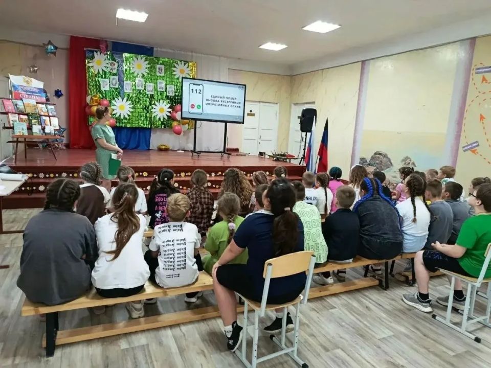 18 июня, библиотекарь детской центральной библиотекарь пришла в гости к воспитанникам пришкольного лагеря «Ромашка», организованного на базе ГБОУ «СШ №2 г.о. Харцызск», и провела информчас «Такое трудное слово - экстремизм» 18 июня, библиотекарь детской центральной библиотекарь пришла в гости к воспитанникам пришкольного лагеря «Ромашка», организованного на базе ГБОУ «СШ №2 г.о. Харцызск», и провела информчас «Такое трудное слово - экстремизм»