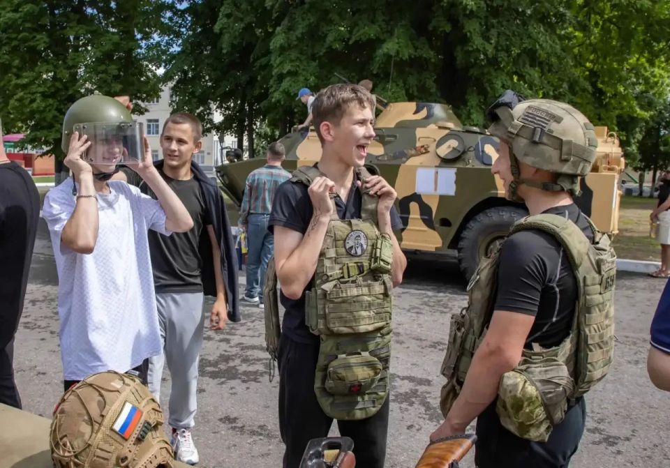 В рамках акции «Каникулы с Росгвардией» в воинской части г. Димитровград прошел день открытых дверей В рамках акции «Каникулы с Росгвардией» в воинской части г. Димитровград прошел день открытых дверей