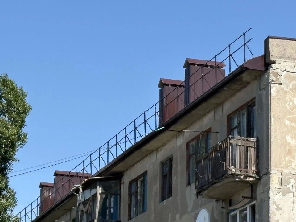 Сахалинская область восстановливает кровельное покрытие жилого фонда в поселке Стожковское Шахтерского округа