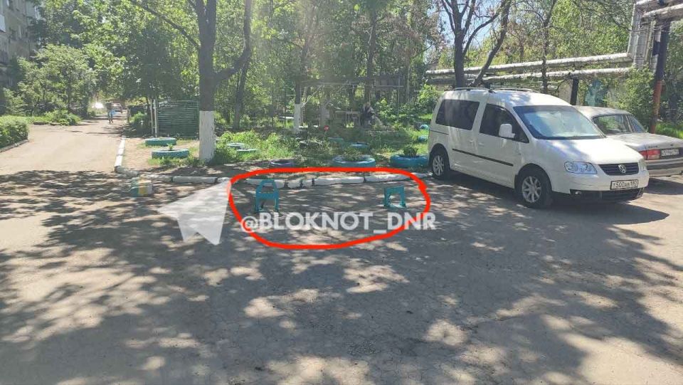 Жители дома 8 по Туполева в Донецке жалуются на парковочных самозахватчиков Жители дома 8 по Туполева в Донецке жалуются на парковочных самозахватчиков