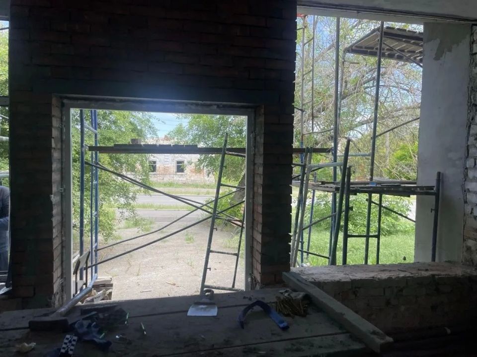 Строители Ленинградской области продолжают восстановление почтового отделения в Ялте Строители Ленинградской области продолжают восстановление почтового отделения в Ялте