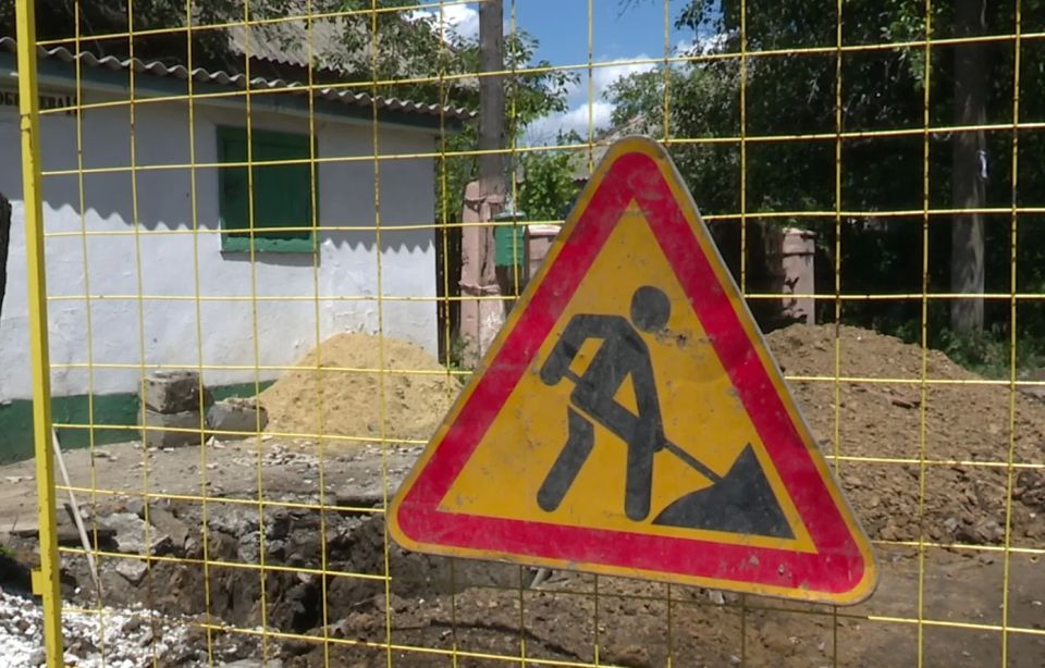 В Шахтерске меняют трубопровод по улице Обручева