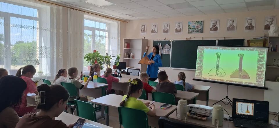 День балалайки в пришкольном оздоровительном лагере «Солнышко»! Наши ребята сегодня не только познакомились с историей этого легендарного инструмента, но и стали настоящими художниками День балалайки в пришкольном оздоровительном лагере «Солнышко»! Наши ребята сегодня не только познакомились с историей этого легендарного инструмента, но и стали настоящими художниками