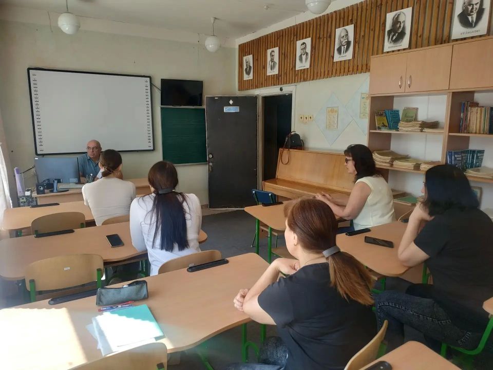 18 июня 2026 года первый заместитель главы администрации городского округа Дебальцево Максим Вельма провел встречу с трудовым коллективом МБУДО "Светлодарская школа искусств администрации г.Дебальцево"
