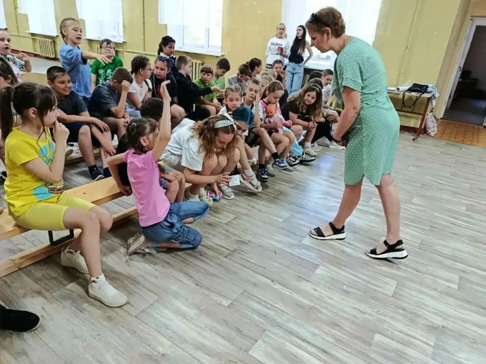 18 июня, библиотекарь детской центральной библиотекарь пришла в гости к воспитанникам пришкольного лагеря «Ромашка», организованного на базе ГБОУ «СШ №2 г.о. Харцызск», и провела информчас «Такое трудное слово - экстремизм» 18 июня, библиотекарь детской центральной библиотекарь пришла в гости к воспитанникам пришкольного лагеря «Ромашка», организованного на базе ГБОУ «СШ №2 г.о. Харцызск», и провела информчас «Такое трудное слово - экстремизм»