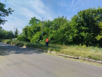 Сегодня, 18 июня, с целью приведения территории в надлежащее санитарное состояние в Кировском внутригородском районе города Макеевки продолжаются работы по покосу травы по ул. Кирова