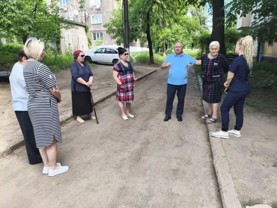 Игорь Мартынов: Встреча с населением. 18 июня заместитель главы администрации муниципального образования городского округа Енакиево Сергей Божик провел выездную встречу с населением на подведомственной территории по адресу:...