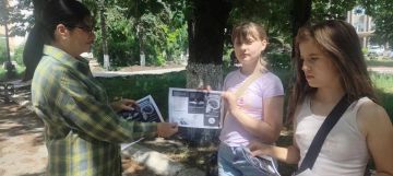 Сотрудники МБУ «Дебальцевский центр культуры и досуга» решили внести свой вклад в борьбу с наркоманией и вышли на улицы города с важной миссией