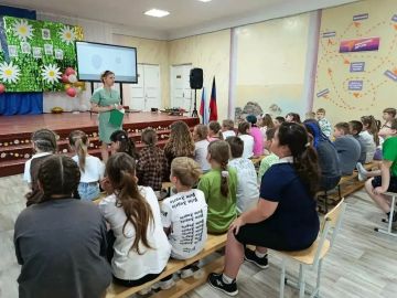 18 июня, библиотекарь детской центральной библиотекарь пришла в гости к воспитанникам пришкольного лагеря «Ромашка», организованного на базе ГБОУ «СШ №2 г.о. Харцызск», и провела информчас «Такое трудное слово - экстремизм»
