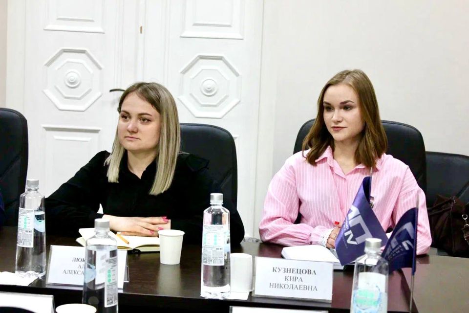 Из Ленинграда в Донбасс. Сегодня провели необычный и очень душевный круглый стол Из Ленинграда в Донбасс. Сегодня провели необычный и очень душевный круглый стол