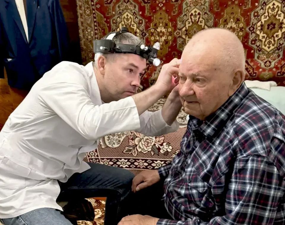 Лор-врач из Губкинского помог 1500 жителям Волновахи Лор-врач из Губкинского помог 1500 жителям Волновахи