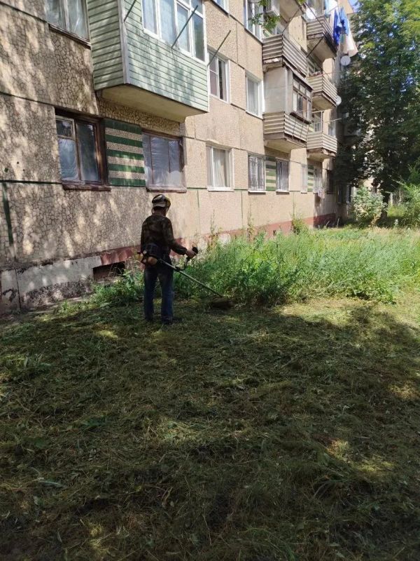 Специалисты производственных участков городов Дебальцево, Светлодарск и пгт Мироновский, входящих в структуру Енакиевского филиала по управлению МКД ДНР, выполнили плановые работы по выкашиванию травы на закрепленных... Специалисты производственных участков городов Дебальцево, Светлодарск и пгт Мироновский, входящих в структуру Енакиевского филиала по управлению МКД ДНР, выполнили плановые работы по выкашиванию травы на закрепленных...