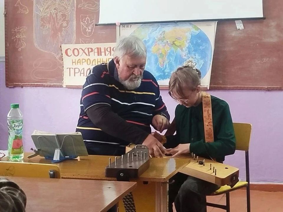 С учащимися ГБОУ «Гимназия г.о. Торез» состоялась творческая встреча с гусляром Донбасса, РОДославом С учащимися ГБОУ «Гимназия г.о. Торез» состоялась творческая встреча с гусляром Донбасса, РОДославом