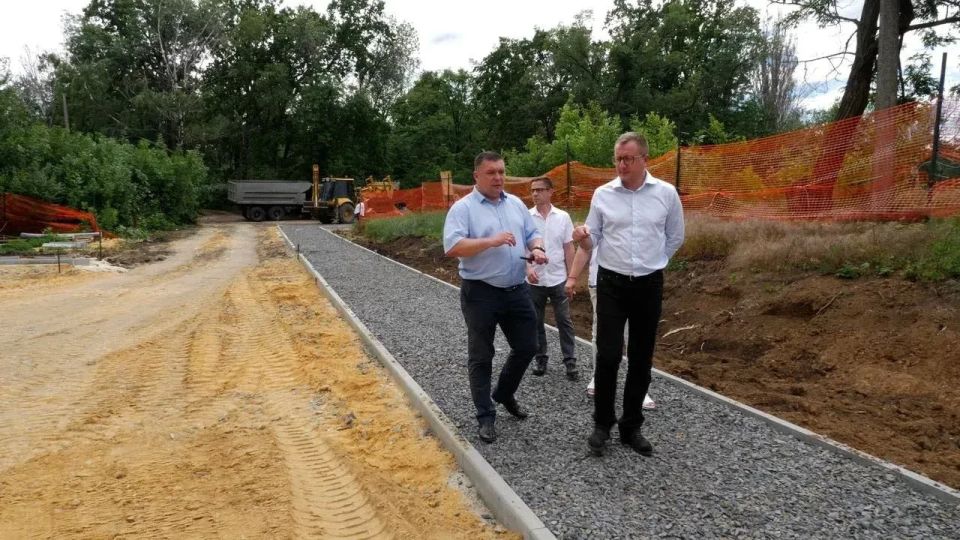 В Харцызске завершают реконструкцию центрального парка и строят новую спортивную площадку В Харцызске завершают реконструкцию центрального парка и строят новую спортивную площадку