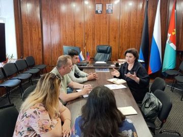 В Администрации округа провел диалог с представителями издательства "Просвещение"