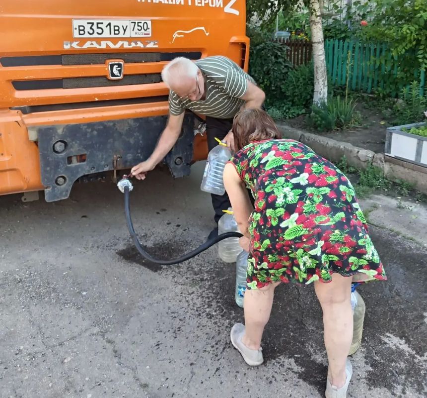 В Кировском внутригородском районе при поддержке региона-шефа Московская область продолжается подвоз воды для жителей домов, в которые в установленный графиком день не поступила вода В Кировском внутригородском районе при поддержке региона-шефа Московская область продолжается подвоз воды для жителей домов, в которые в установленный графиком день не поступила вода