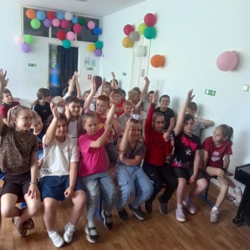С целью организации досуга детей во время летних каникул библиотекарь деткой библиотеки-филиала Шабанова Е.А. провела часы развлечений «Лето золотое – настроение цветное»