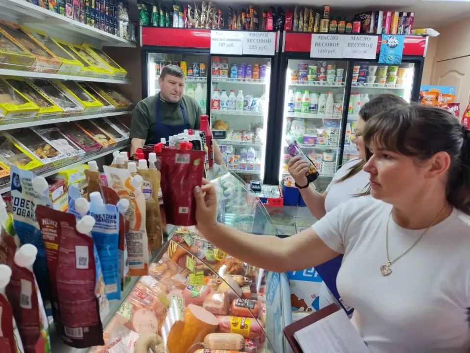 Сегодня, 18 июня в г.Моспино прошёл очередной рейд Народного контроля с целью осуществления контроля за соблюдением правил торговли и прав потребителей относительно надлежащего качества товаров и уровня торгового ... Сегодня, 18 июня в г.Моспино прошёл очередной рейд Народного контроля с целью осуществления контроля за соблюдением правил торговли и прав потребителей относительно надлежащего качества товаров и уровня торгового ...
