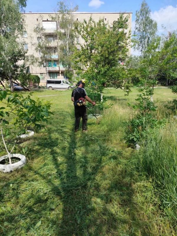 Специалисты производственных участков городов Дебальцево, Светлодарск и пгт Мироновский, входящих в структуру Енакиевского филиала по управлению МКД ДНР, выполнили плановые работы по выкашиванию травы на закрепленных... Специалисты производственных участков городов Дебальцево, Светлодарск и пгт Мироновский, входящих в структуру Енакиевского филиала по управлению МКД ДНР, выполнили плановые работы по выкашиванию травы на закрепленных...