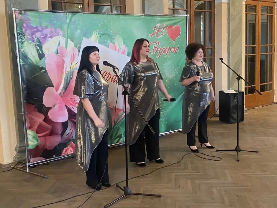 Сегодня, в Зугрэсском Дворце культуры состоялась тематическая программа ко Дню медицинского работника «За жизнь спасибо говорим» Сегодня, в Зугрэсском Дворце культуры состоялась тематическая программа ко Дню медицинского работника «За жизнь спасибо говорим»