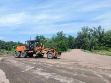 В Снежном проведено грейдирование поселковых дорог