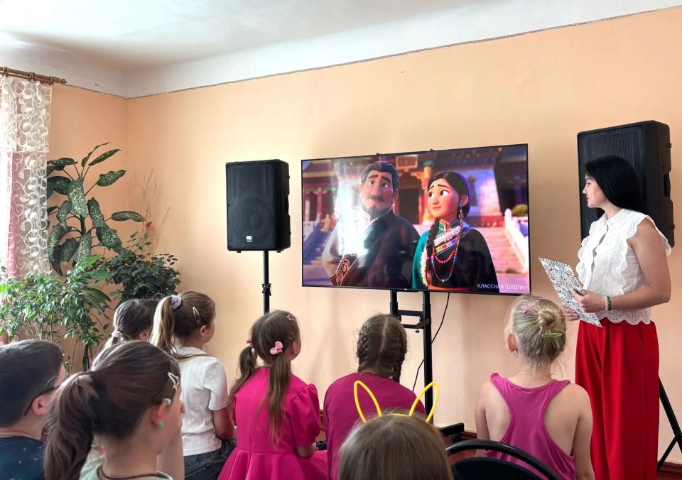 В Снежном прошел показ мультфильмов о традициях народов России В Снежном прошел показ мультфильмов о традициях народов России