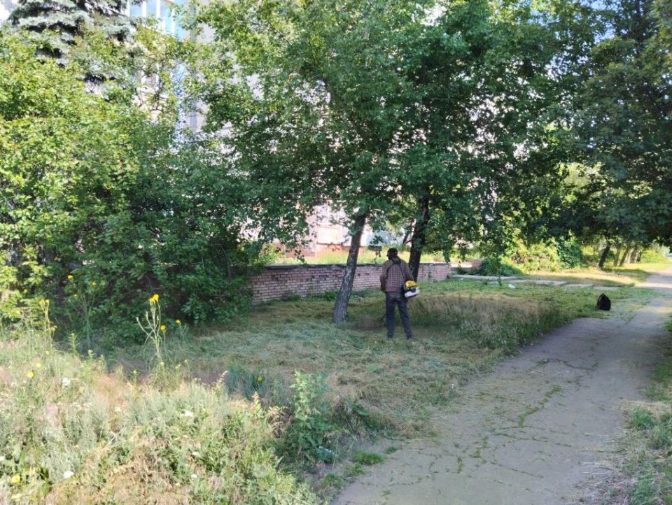 С целью приведения территории в надлежащее санитарное состояние в Кировском внутригородском районе города Макеевки силами Макеевского филиала НКО «ЕДИНЫЙ РЕГИОНАЛЬНЫЙ ФОНД ПО УПРАВЛЕНИЮ МНОГОКВАРТИРНЫМИ ДОМАМИ НА ТЕРРИТОРИИ... С целью приведения территории в надлежащее санитарное состояние в Кировском внутригородском районе города Макеевки силами Макеевского филиала НКО «ЕДИНЫЙ РЕГИОНАЛЬНЫЙ ФОНД ПО УПРАВЛЕНИЮ МНОГОКВАРТИРНЫМИ ДОМАМИ НА ТЕРРИТОРИИ...