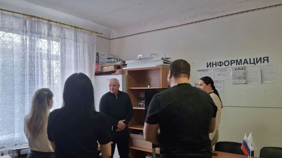 Депутат Тельмановского муниципального совета Юрий Корюк провел рабочую встречу с сотрудниками Территориальной избирательной комиссии №8 ДНР