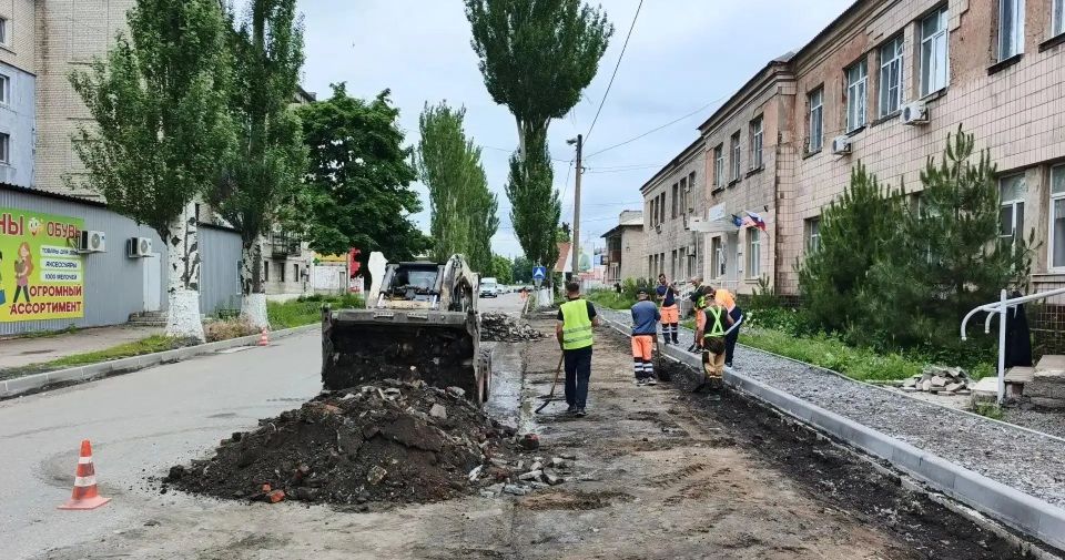 Рабочие из Хабаровского края отремонтировали дорогу на улице Советской в Дебальцево Рабочие из Хабаровского края отремонтировали дорогу на улице Советской в Дебальцево
