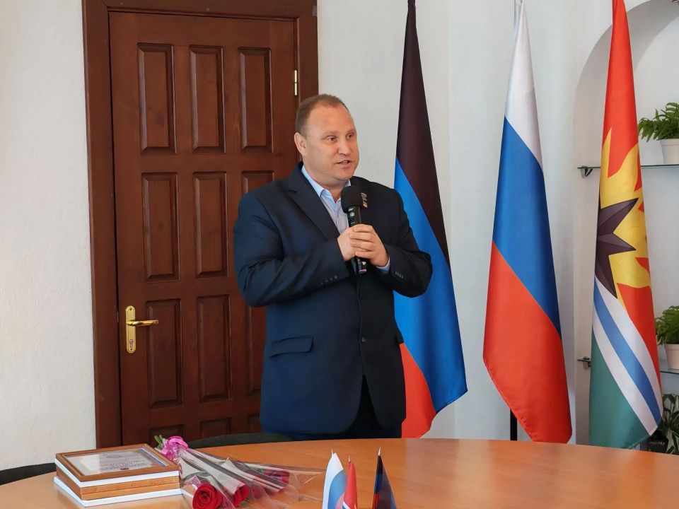 Чествуем тех, кто стоит на страже нашего здоровья: в Торезе поздравили медицинских работников