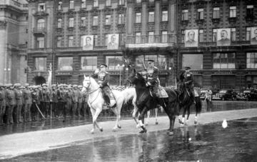 КАК СТАЛИН ПРЕДЛОЖИЛ ЖУКОВУ ПРИНЯТЬ ПАРАД В ИЮНЕ 1945-ГО