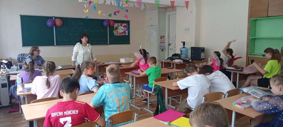 С целью организации досуга детей во время летних каникул библиотекарь деткой библиотеки-филиала Шабанова Е.А. провела часы развлечений «Лето золотое – настроение цветное» С целью организации досуга детей во время летних каникул библиотекарь деткой библиотеки-филиала Шабанова Е.А. провела часы развлечений «Лето золотое – настроение цветное»