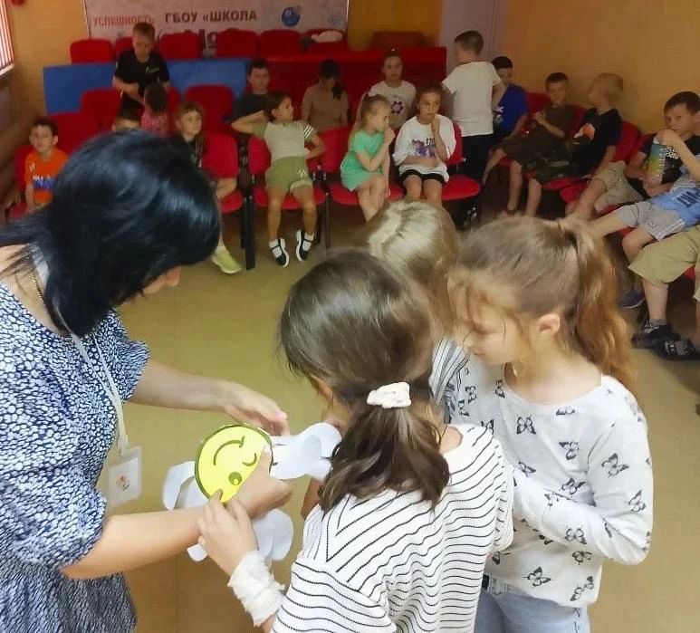 Красивую и необычную экскурсию в мир русской литературы совершили ребята из пришкольного лагеря общеобразовательной школы № 2. Вместе с креативными «экскурсоводами» - сотрудниками Центральной городской библиотеки Ясиноватой... Красивую и необычную экскурсию в мир русской литературы совершили ребята из пришкольного лагеря общеобразовательной школы № 2. Вместе с креативными «экскурсоводами» - сотрудниками Центральной городской библиотеки Ясиноватой...