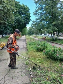 Коммунальщики Снежного продолжают благоустраивать территории общего пользования