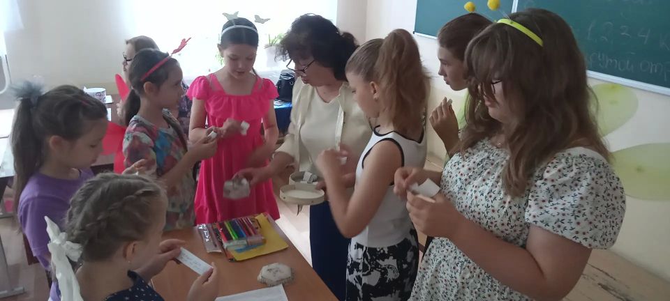 С целью организации досуга детей во время летних каникул библиотекарь деткой библиотеки-филиала Шабанова Е.А. провела часы развлечений «Лето золотое – настроение цветное» С целью организации досуга детей во время летних каникул библиотекарь деткой библиотеки-филиала Шабанова Е.А. провела часы развлечений «Лето золотое – настроение цветное»