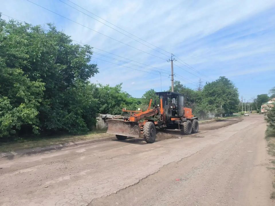 В Снежном проведено грейдирование поселковых дорог В Снежном проведено грейдирование поселковых дорог