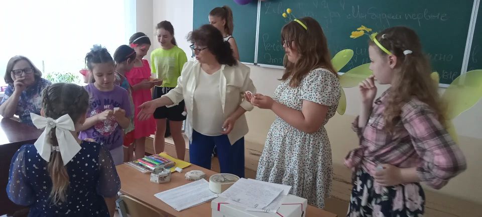 С целью организации досуга детей во время летних каникул библиотекарь деткой библиотеки-филиала Шабанова Е.А. провела часы развлечений «Лето золотое – настроение цветное» С целью организации досуга детей во время летних каникул библиотекарь деткой библиотеки-филиала Шабанова Е.А. провела часы развлечений «Лето золотое – настроение цветное»