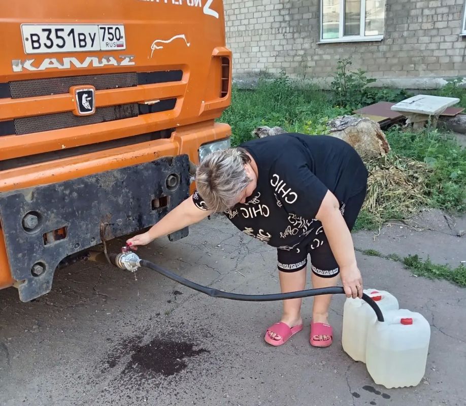 В Кировском внутригородском районе при поддержке региона-шефа Московская область продолжается подвоз воды для жителей домов, в которые в установленный графиком день не поступила вода В Кировском внутригородском районе при поддержке региона-шефа Московская область продолжается подвоз воды для жителей домов, в которые в установленный графиком день не поступила вода
