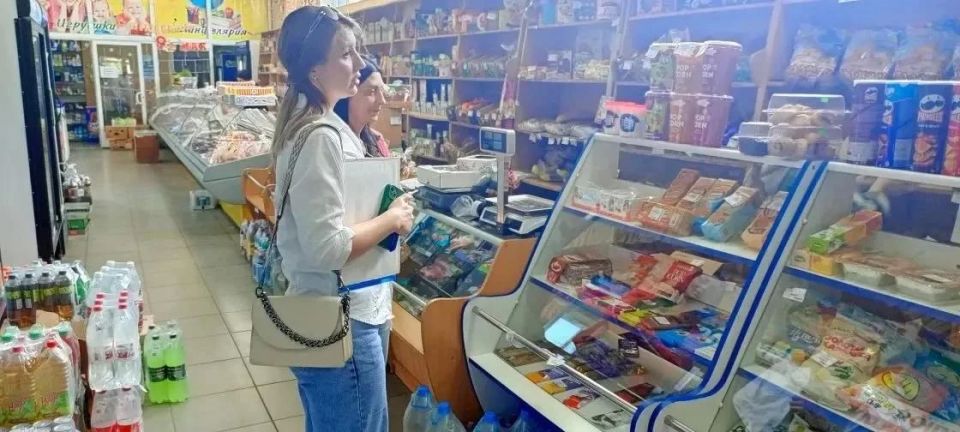 17 июня сотрудники отдела торговли и бытового обслуживания администрации Ясиноватского муниципального округа провели проверочные мероприятия в торговых объектах города Ясиноватая на предмет соблюдения обязательных требований... 17 июня сотрудники отдела торговли и бытового обслуживания администрации Ясиноватского муниципального округа провели проверочные мероприятия в торговых объектах города Ясиноватая на предмет соблюдения обязательных требований...