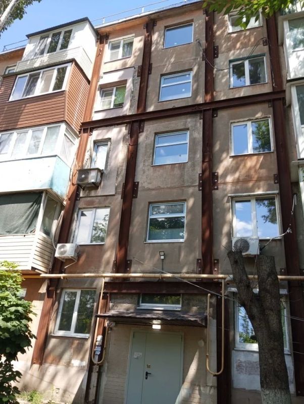 Ведется восстановление многоквартирного дома на проспекте Строителей в г. Мариуполе Ведется восстановление многоквартирного дома на проспекте Строителей в г. Мариуполе