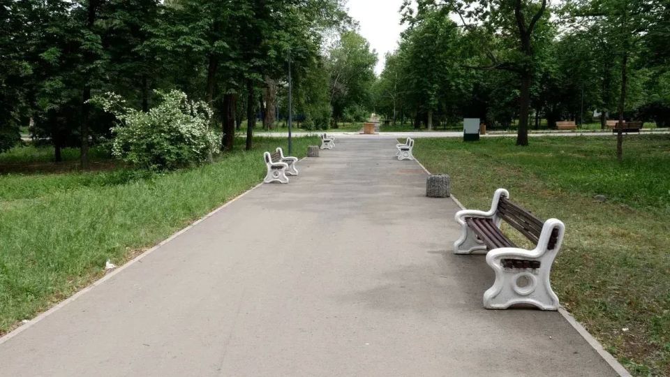 В Харцызске завершают реконструкцию центрального парка и строят новую спортивную площадку В Харцызске завершают реконструкцию центрального парка и строят новую спортивную площадку