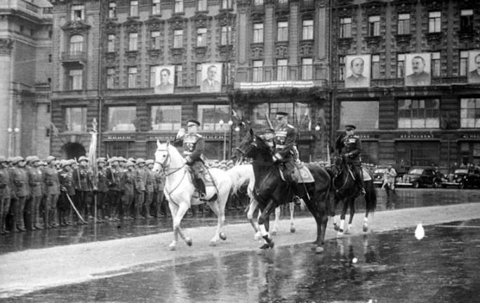 КАК СТАЛИН ПРЕДЛОЖИЛ ЖУКОВУ ПРИНЯТЬ ПАРАД В ИЮНЕ 1945-ГО