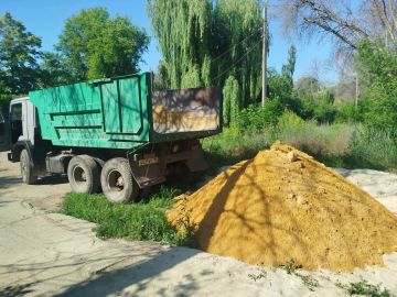 Сегодня, в рамках реагирования на обращения граждан, силами администрации городского округа Дебальцево был доставлен песок для благоустройства территории у водохранилища пгт Мироновский