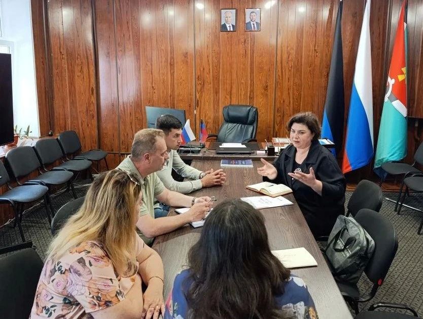 В Администрации округа провел диалог с представителями издательства "Просвещение"